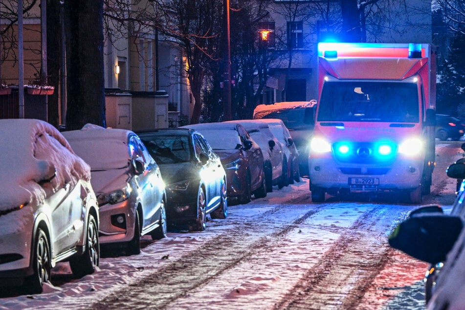 Chaoten reißen neun Gullydeckel aus Straße und verursachen Unfall
