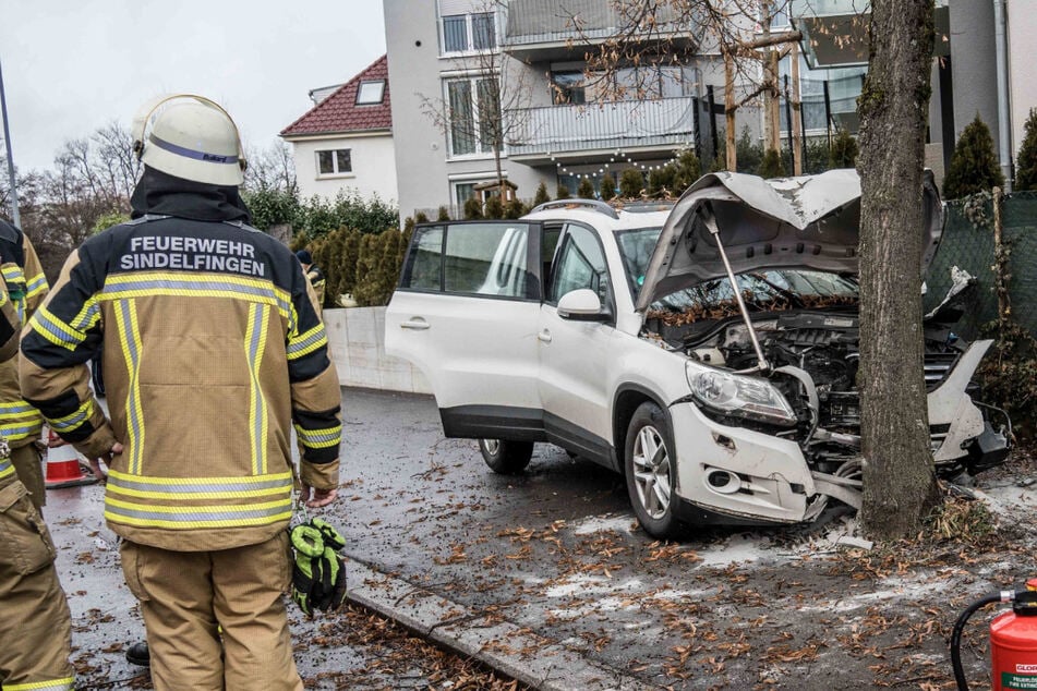 VW prallt frontal gegen Baum: 60-jähriger Fahrer verunglückt tödlich