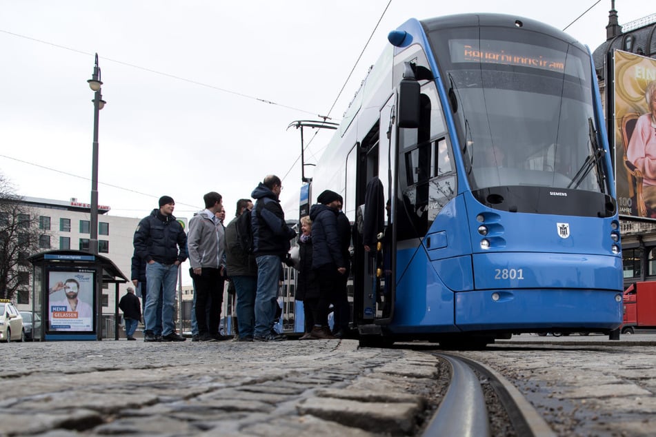 Eine Frau ist beim Unfall mit einer Trambahn in München schwer verletzt worden. (Symbolbild)