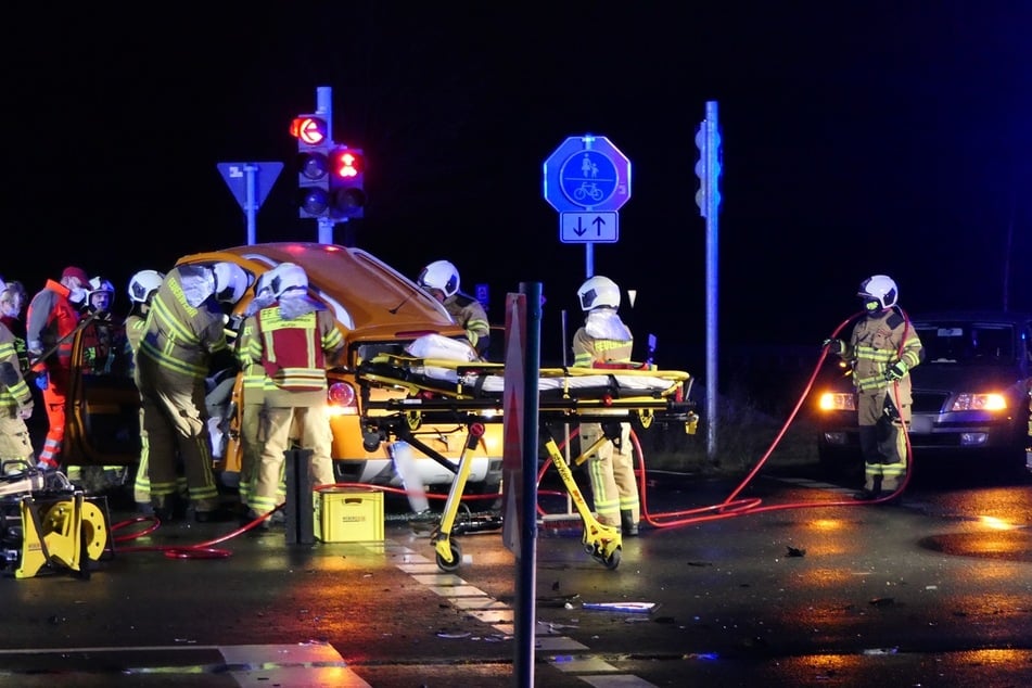Vier Verletzte nach Unfall: Feuerwehr befreit Frau aus Auto