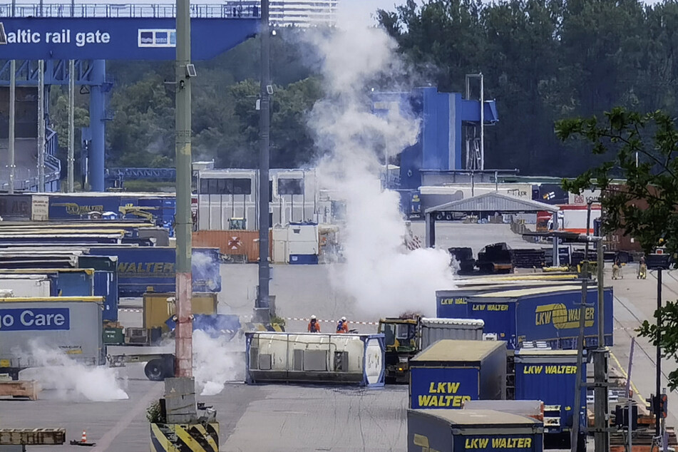 Ein Container mit Wasserstoffperoxid kippte beim Transport um, drei Personen wurden verletzt.