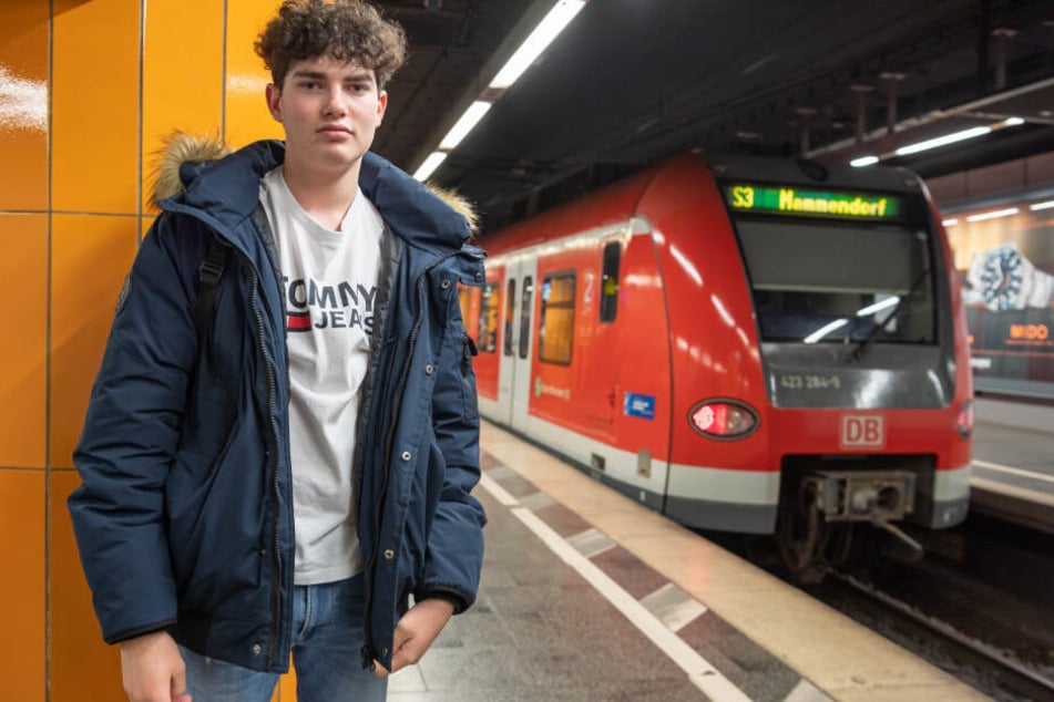 Der 16-jährige Kevin steht auf dem S-Bahnhof am Marienplatz am Bahnsteig an der Stelle, an dem er einem Menschen das Leben gerettet hat.