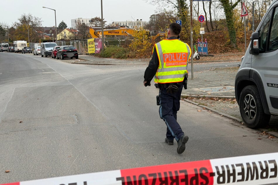 Die Polizei sperrt den Bereich um die Bombe ab.