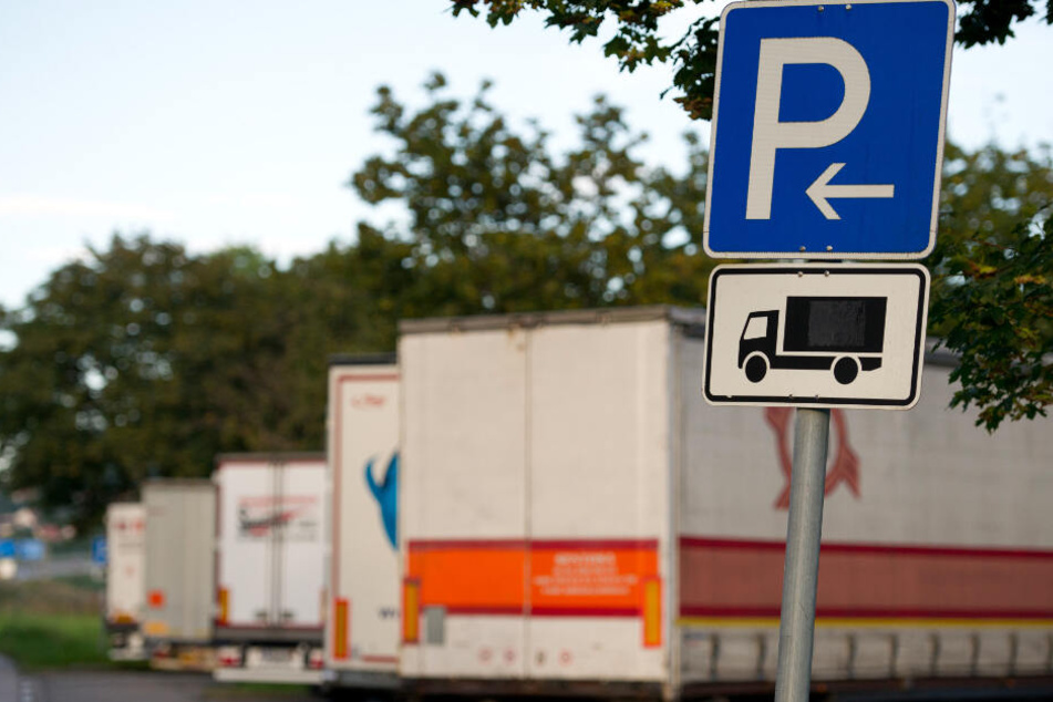 Lastwagen stehen auf einem Rastplatz.
