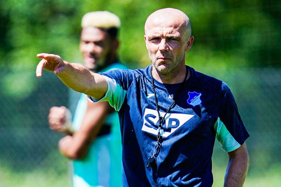 Nach vorne soll es gehen: Trainer Alfred Schreuder gibt die Richtung für Hoffenheim vor.