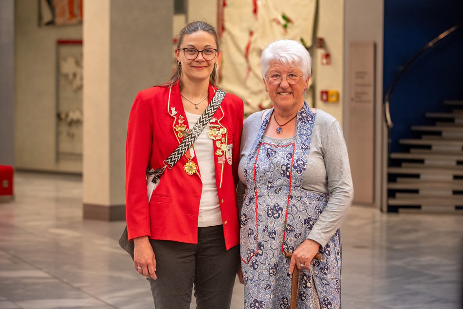 Linda Müller (36, l.) vom Karnevalsklub und Christa Starke (76) vom Seniorenclub freuen sich über die unerwartete Finanzspitze.