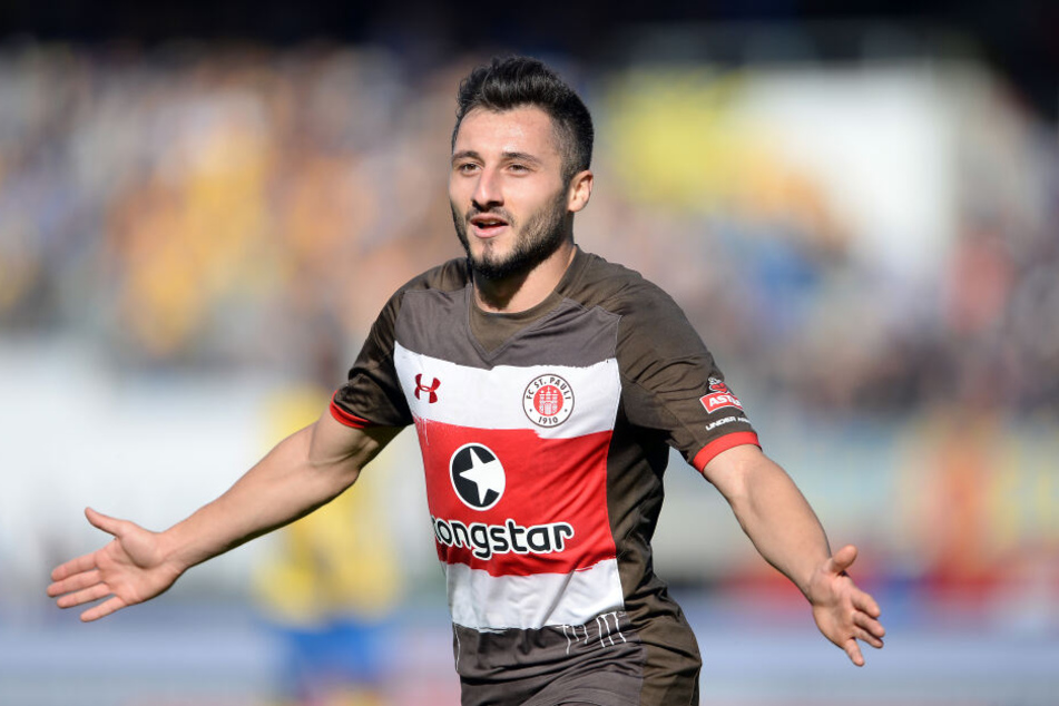 St. Paulis Cenk Sahin jubelt nach einem Treffer für den FC St. Pauli.