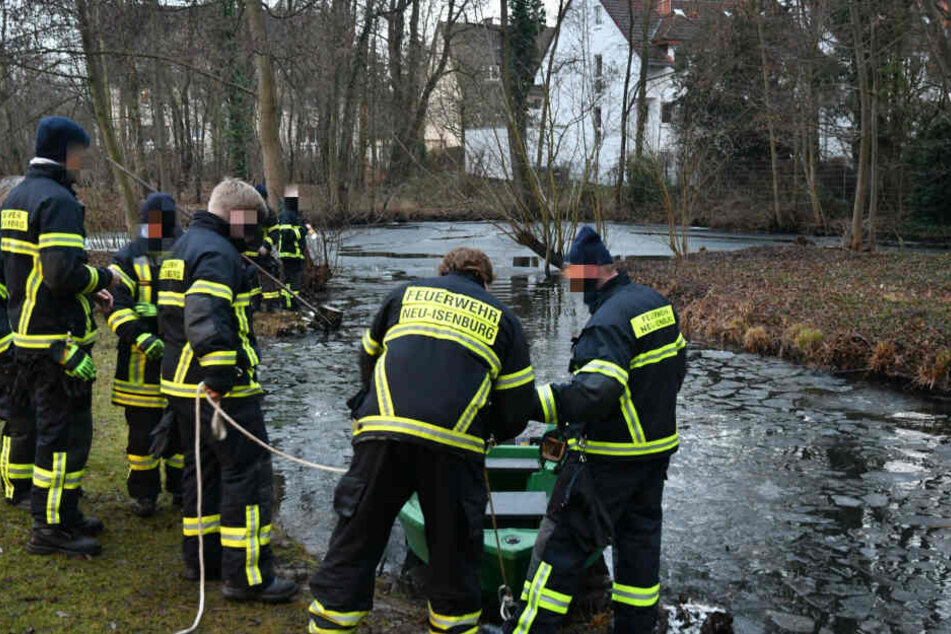 An der tiefsten Stelle des Weihers kam sogar ein Rettungsboot zum Einsatz.
