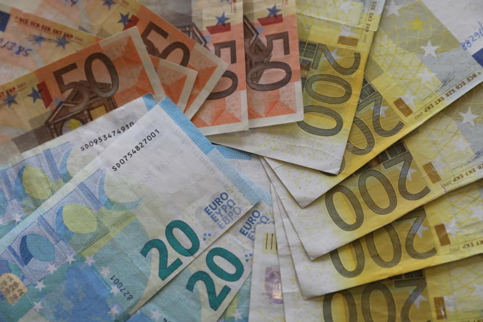 77.000 Euro, mehrere Schecks und neue Kleidung - doch der Finder blieb ehrlich.