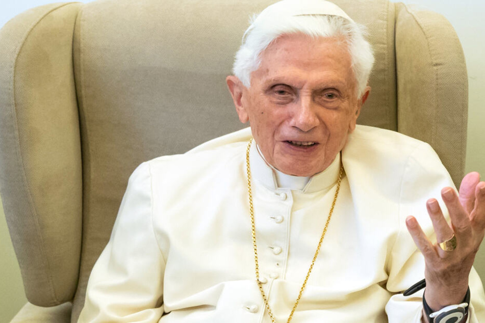 Der emeritierte Papst Benedikt XVI wird von Pater Mertes stark kritisiert. (Archiv)