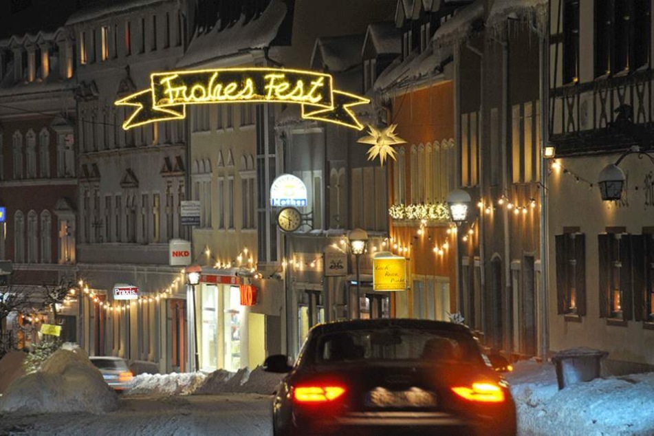 Die Innenstadt von Zwönitz strahlt wie in der Adventszeit.