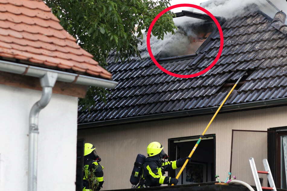 Der Dachstuhl eines Wohnhauses stand in Vollbrand, die Feuerwehr hatte bei den Löscharbeiten Schwierigkeiten aufgrund der dichten Bebauung.