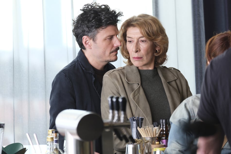 Constanze Laux (Adele Neuhauser, 67) und Ricardo Westerhoff (Manuel Rubey, 46) in der Callboy-Komödie "Makellos - Eine kurze Welle des Glücks".