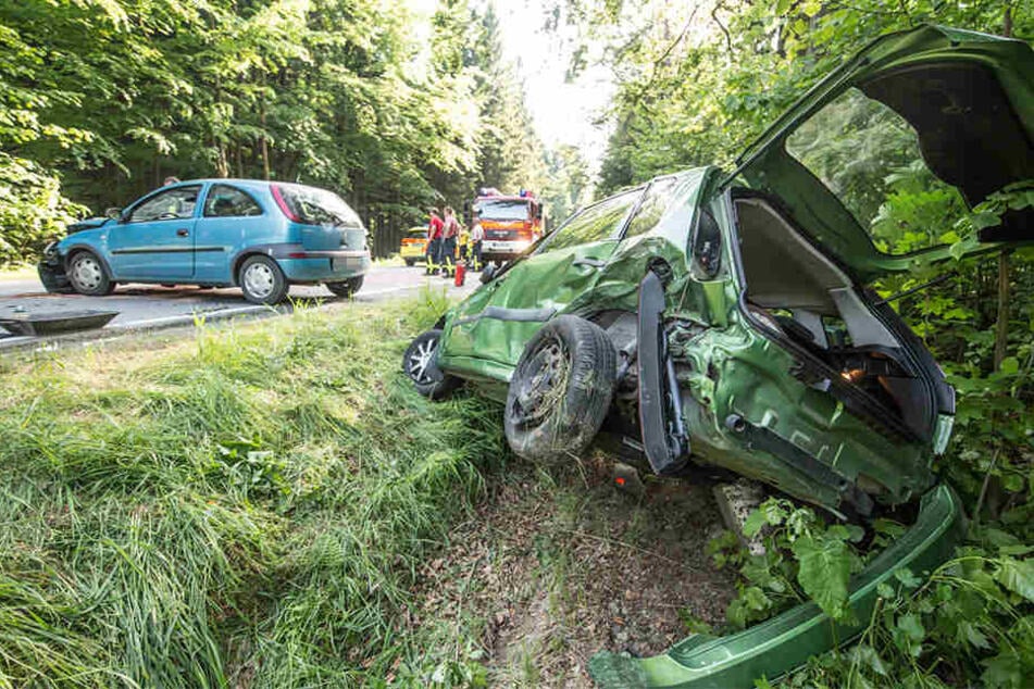 Auf der Hohwaldstraße zwischen Neustadt und Steinigtwolmsdorf ist es am Montag zu einem schweren Unfall gekommen.