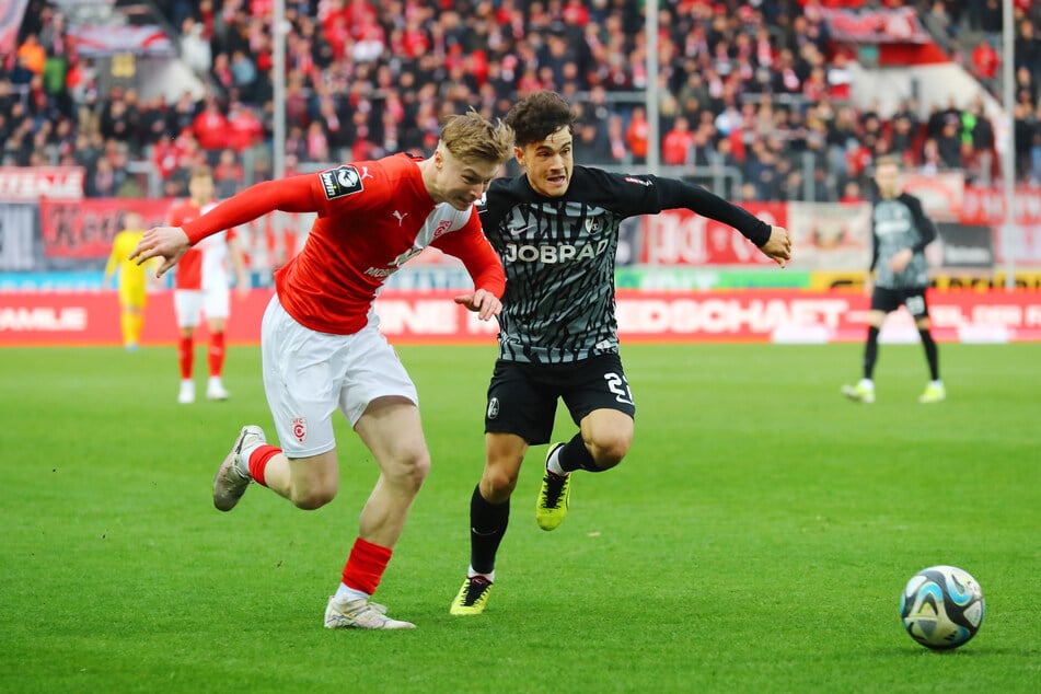 Mika Baur (r.) spielte bereits bei Freiburg II unter Thomas Stamm.