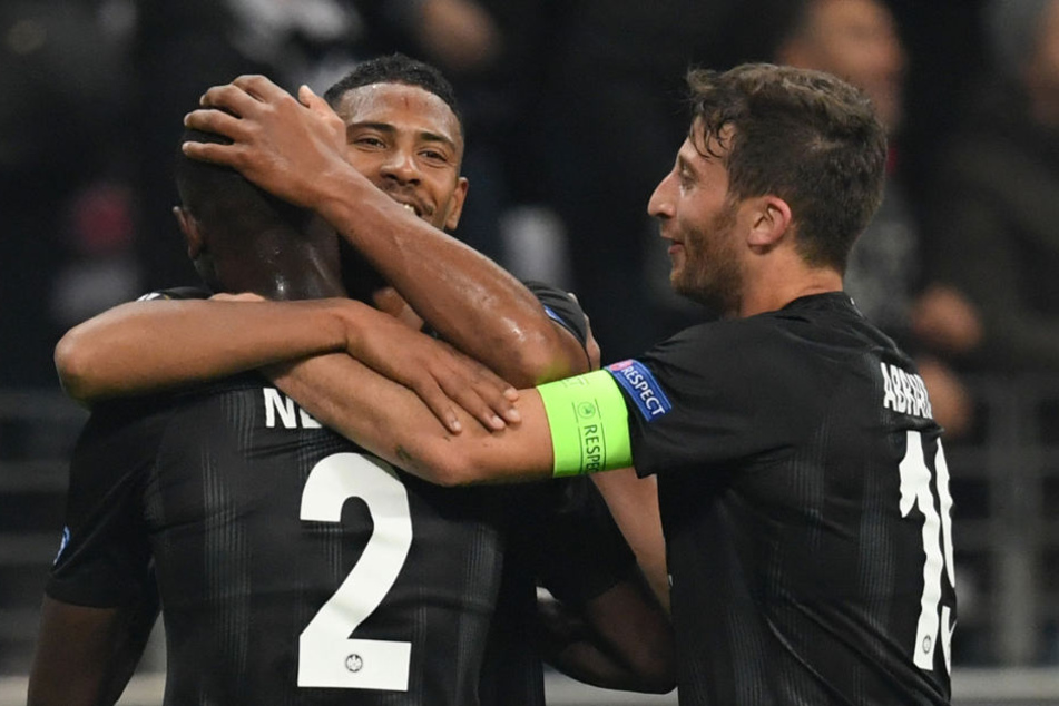 French Connection: 2:0-Torschütze Sebastien Haller (im Hintergrund) herzt Vorlagengeber Evan N'Dicka (Li.).