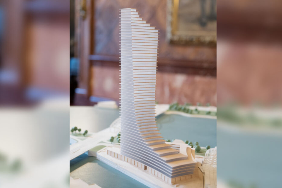 Ein Modell des Bauvorhabens in der Hafencity. Für den geplanten Bau des neuen Hamburger Wahrzeichens "Elbtower" soll es neue Bedingungen geben.