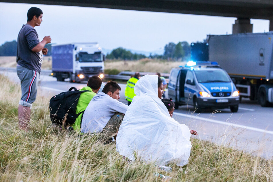 Im August 2015 holten Polizisten auf der A17 völlig entkräftete Flüchtlinge aus Transportern.