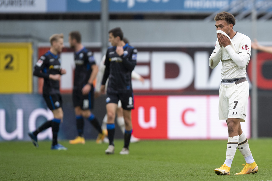 FC St. Paulis Kevin Lankford (r.) ist nach dem Treffer des SC Paderborn zum 0:1 enttäuscht.