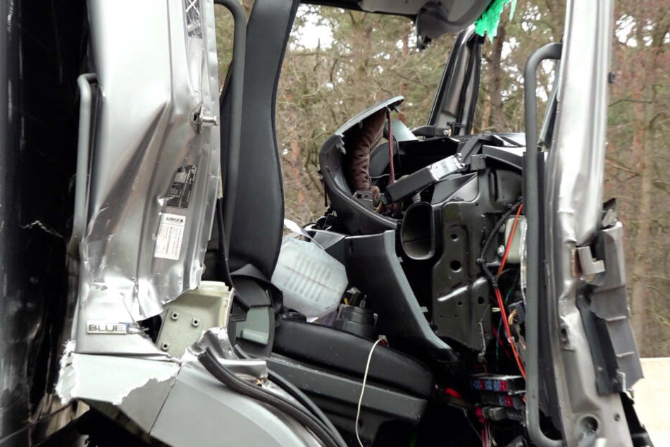 Der Fahrer musste aus der Fahrerkabine mit hydraulischem Gerät befreit werden.