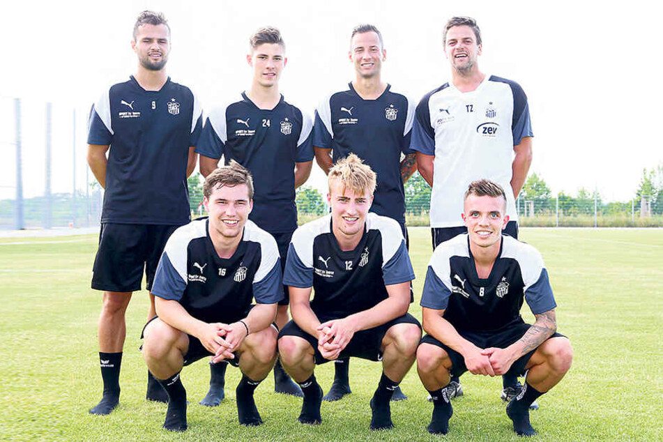 FSV-Trainer Torsten Ziegner (o., r.) und seine bisherigen Neuzugänge. Hintere Reihe, v.l.: Fabian Eisele, Julian Hodek und Ronny Garbuschewski. Vordere Reihe, v.l.: Anthony Barylla, Fridolin Wagner und Christian Mauersberger.
