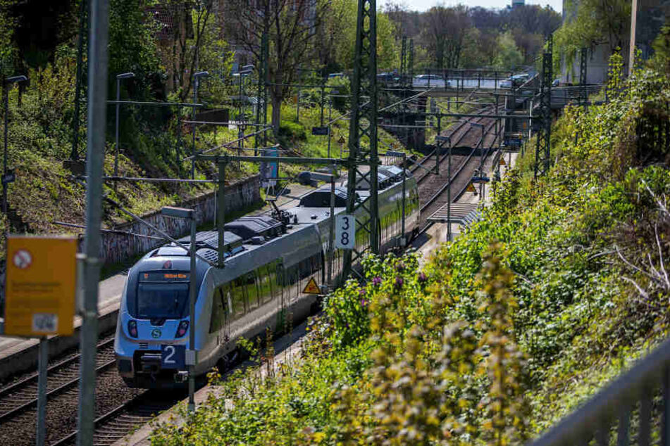 Auf der S-Bahnbrücke der Haltestelle Möckern wurde am Freitagmittag ein 36-Jähriger überfallen.