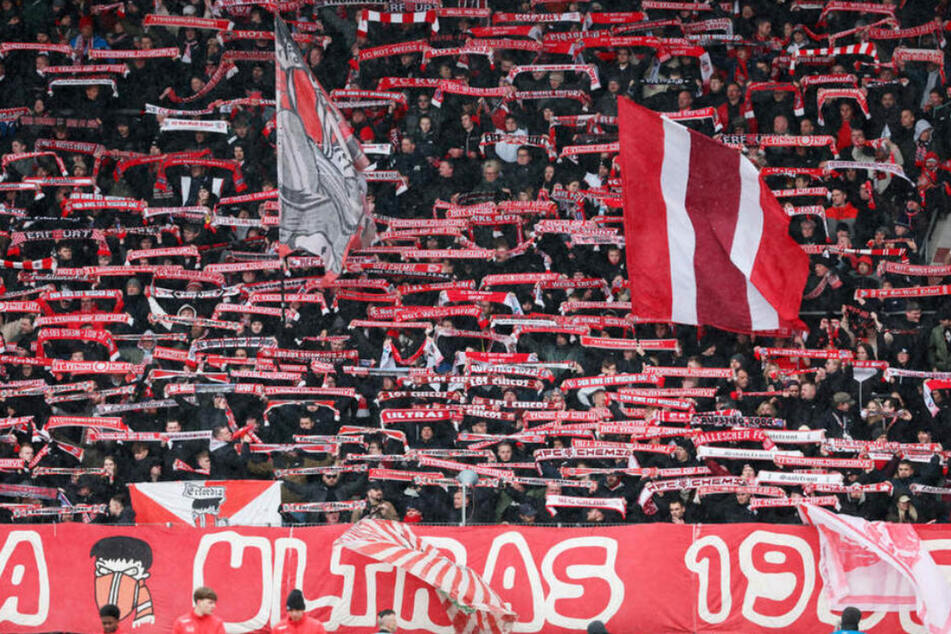 Rund 50 mutmaßliche Fans des FC Rot-Weiß Erfurt sollen am Bahnhof in Weimar negativ aufgefallen sein. (Archivbild)