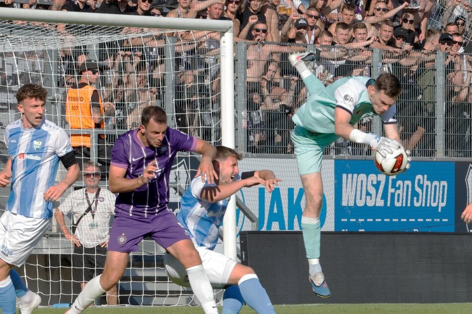 CFC-Keeper David Richter (r:) rettete am Ende die Himmelblauen vor einem Ausgleich.