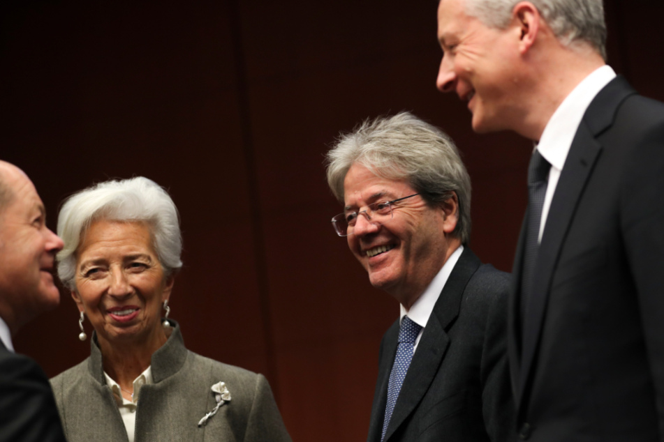 Bruno Le Maire (r.), Finanzminister von Frankreich, spricht mit Olaf Scholz (SPD, l.), Finanzminister von Deutschland, neben Christine Lagarde (2.v.l.), Präsidentin der Europäischen Zentralbank, und Paolo Gentiloni (2.v.r.), Europäischer Wirtschaftskommissar, während eines Treffens der Finanzminister der Europäischen Union (Archivbild).