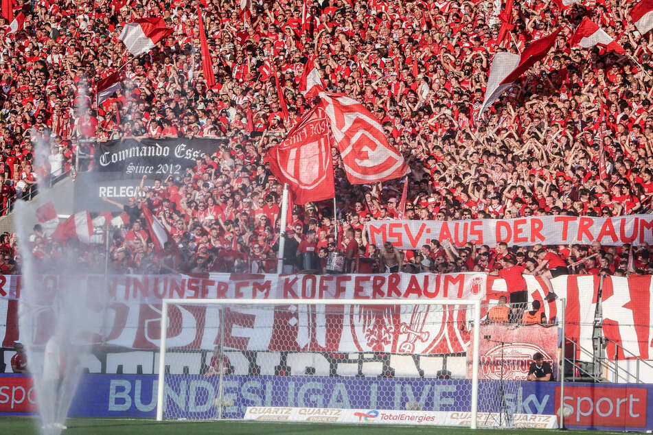 Die Fans von Rot-Weiss Essen präsentieren den Pfosten aus Duisburg, den sie in einer Nacht-und-Nebel-Aktion im Stadion an der Wedau geklaut hatten.