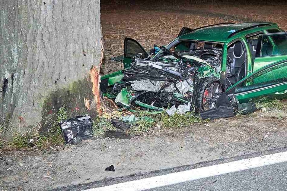 Der grüne Skoda hatte sich in einen Baum gebohrt und war dabei völlig zerstört worden.
