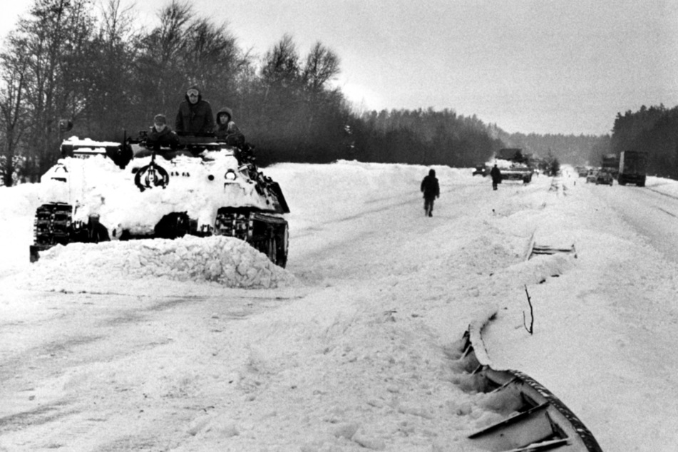 Im Schneechaos 1978/1979 setzte die Bundeswehr sogar Panzer auf der Autobahn ein. (Archivbild)