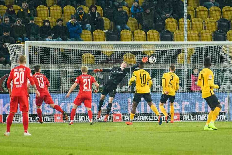 Die Entscheidung: Julian Börner (2.v.l./Nr. 13) hat geköpft, der Ball segelt zum 3:4 ins Dresdner Tor, in dem auch Markus Schubert nichts mehr retten kann.