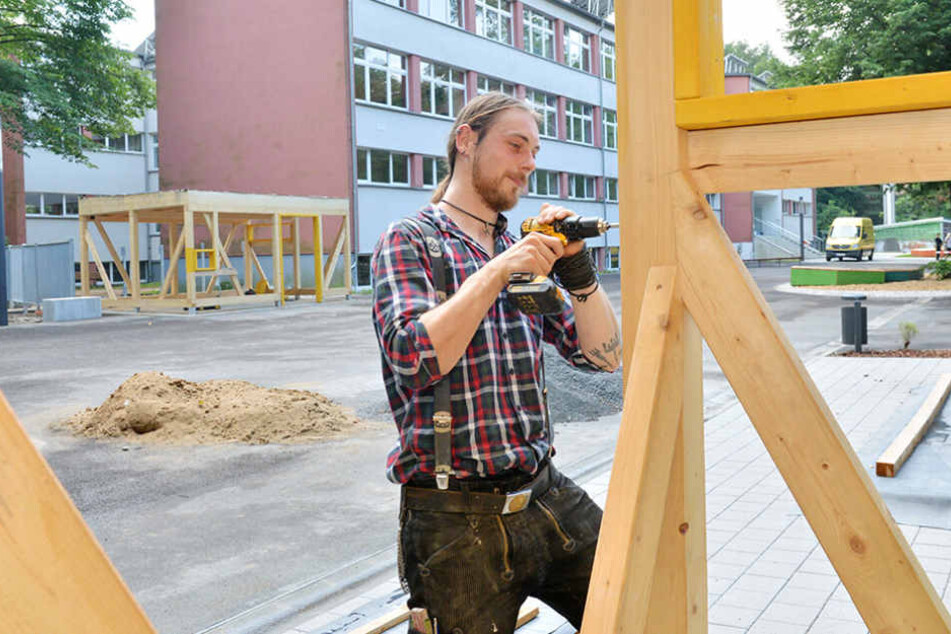Zimmermeister Maximilian Lamß (29) baut an der 59. Grundschule am Gerätehaus.