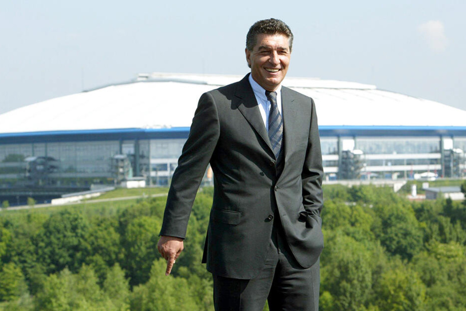 Wird dieses Stadion bald nach ihm benannt? Rudi Assauer vor der Veltins-Arena.