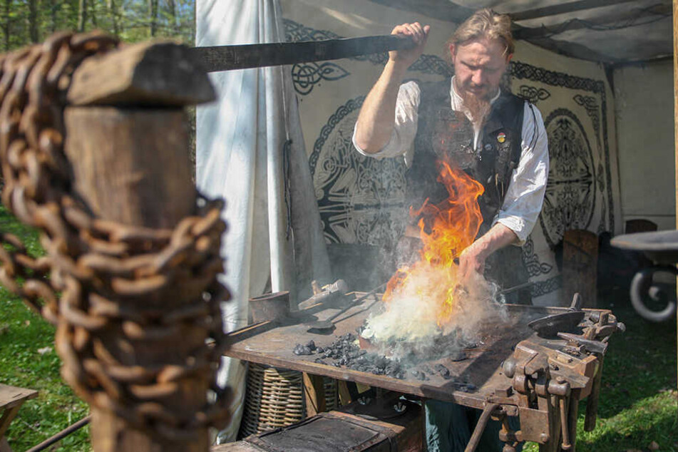 Metallverarbeitung alter Schule: Der Schmied Jakub Jezclik (33) zeigt Besuchern gerade, wie er Nägel herstellt.