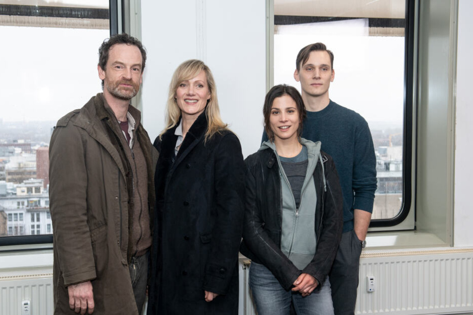 Die Schauspieler Jörg Hartmann (l-r) als Peter Faber, Anna Schudt als Martina Bönisch, Aylin Tezel als Nora Dalay, und Rick Okon als Jan Pawlak während der Dreharbeiten zu einem neuen Tatort.