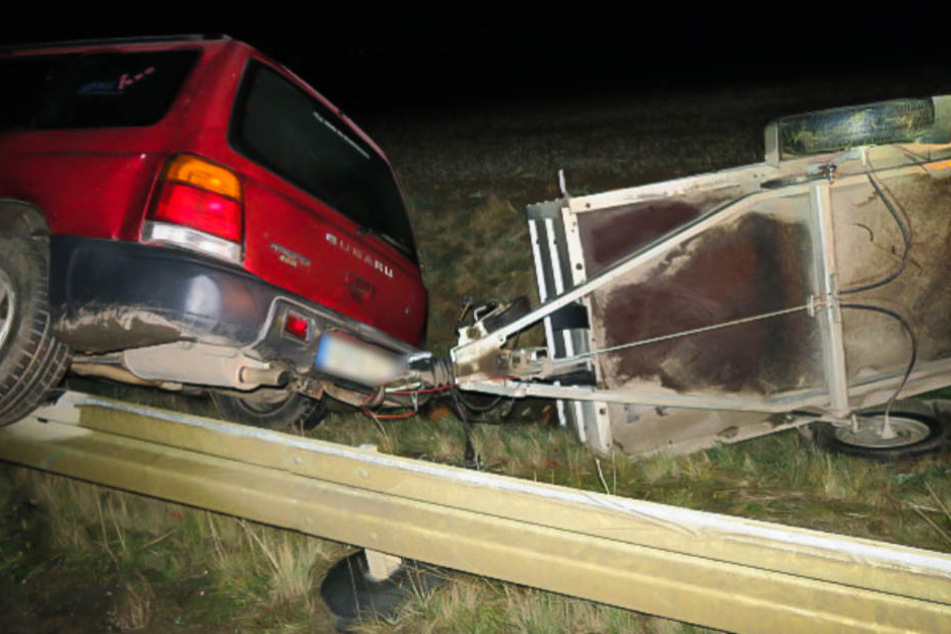 Das Auto fuhr auf eine Leitplanke auf und kippte um.