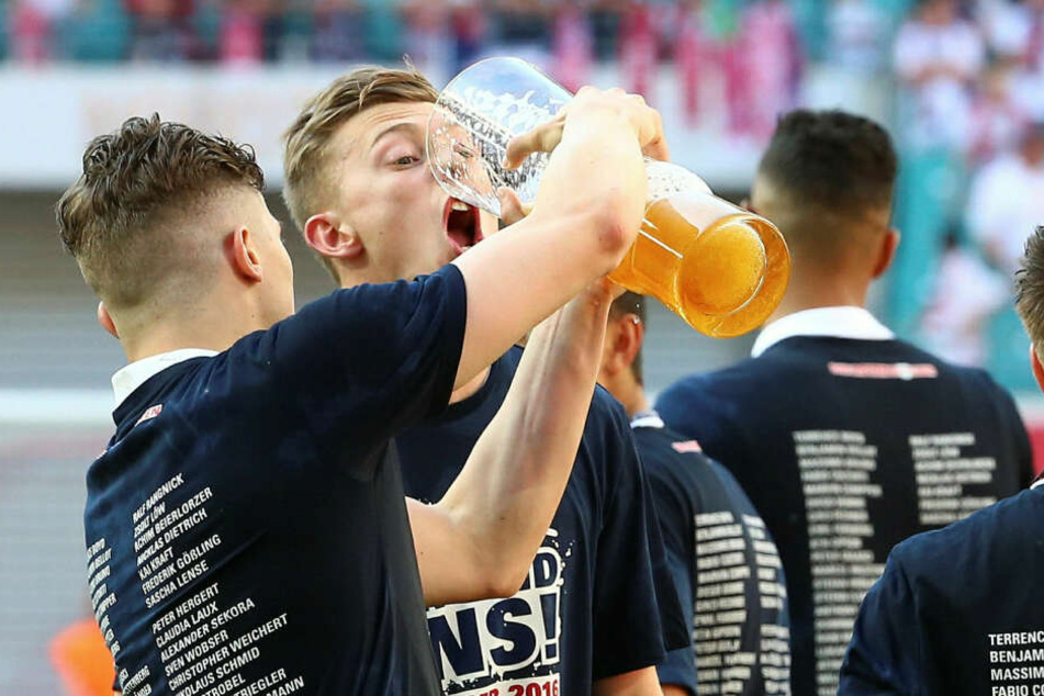 Nach dem geglückten Bundesligaaufstieg füllt Marcel Sabitzer (l.) den mittlerweile Ex-Leipziger Georg Teigl mit einem ordentlichen Schluck Bier ab. Die Preise für die Zuschauer erhöhen sich in der vierten Bundesliga-Saison.