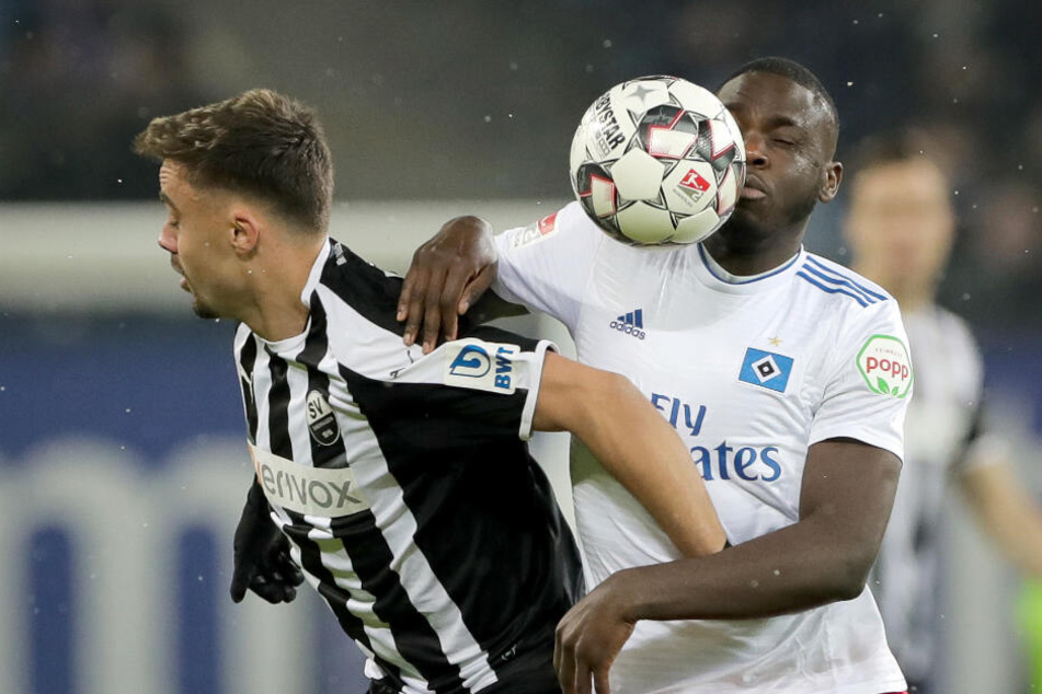 Hamburgs Orel Mangala (rechts) und Sandhausens Philipp Förster kämpfen um den Ball.