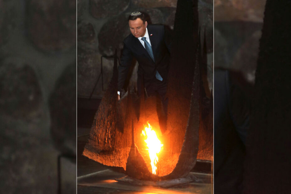 Im Januar 2017 zündete Polens Präsident Andrzej Duda in der Halle der Erinnerung am "Yad Vashem"-Holocaust-Denkmal in Jerusalem (Israel) eine Kerze an.