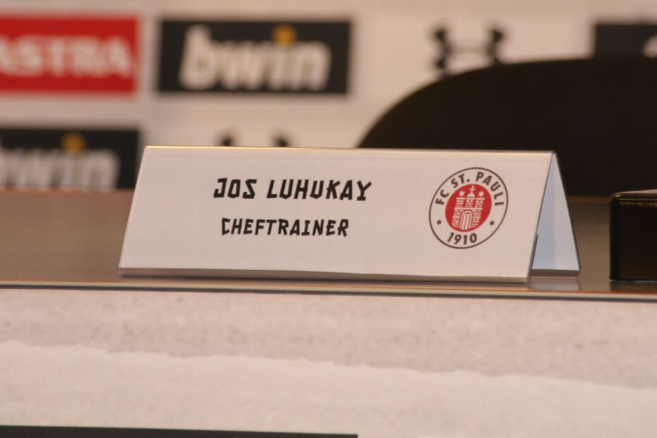 Das Namensschild zeigt die neue Position von Jos Luhukay im Verein.