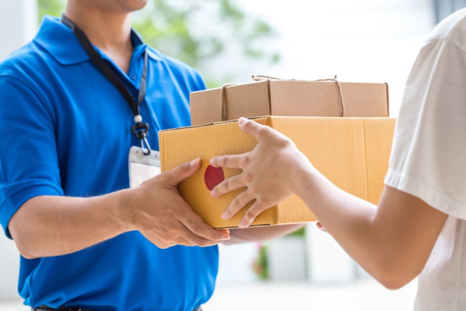 Die Mitarbeiterin der Familienberatungsstelle rief die Polizei, da eine verdächtige Flüssigkeit aus dem Paket tropfte (Symbolbild).