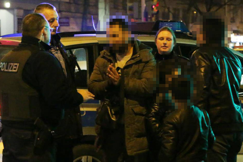 Der Beifahrer versucht die Wogen zu glätten, doch Null-Toleranz bei den Beamten - verständlicherweise.