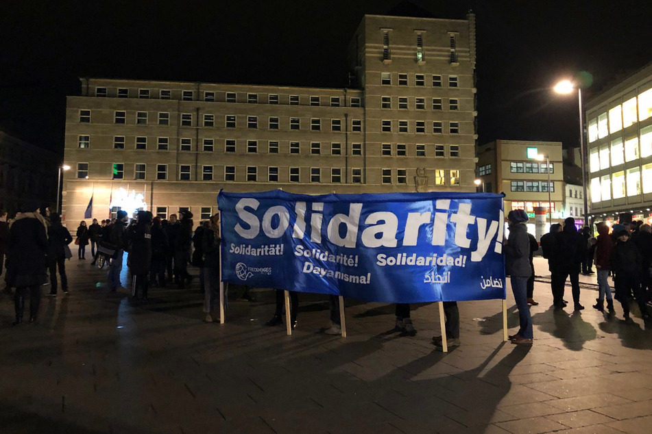 Bereits im vergangenen Jahr versammelten sich in Halle die Menschen und bekundeten ihre Solidarität mit den Opfern. (Archivbild)