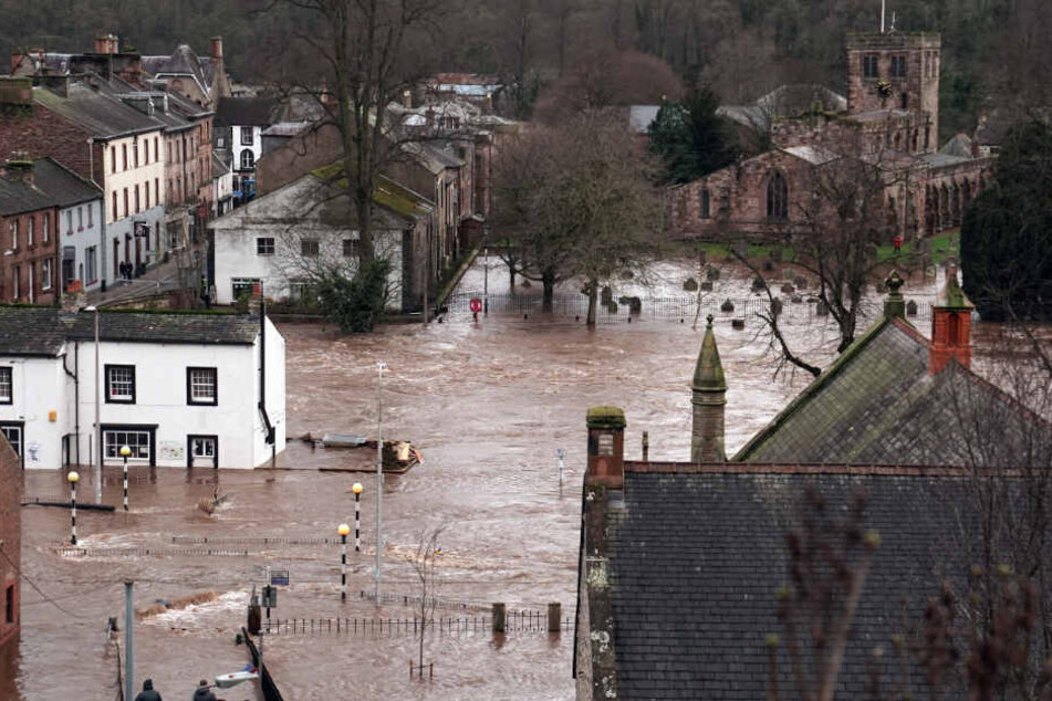 Appleby-in-Westmorland: Die Straßen des Ortes sind überflutet. In Großbritannien und Irland kam es bereits am vergangenen Wochenende zu erheblichen Verkehrsbehinderungen und Schäden durch heftigen Wind und Regen.