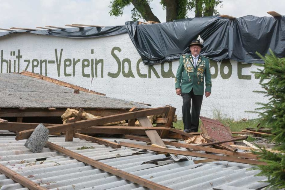 Das komplette Dach des Schützenheims riss der Sturm in Sacka mit sich.