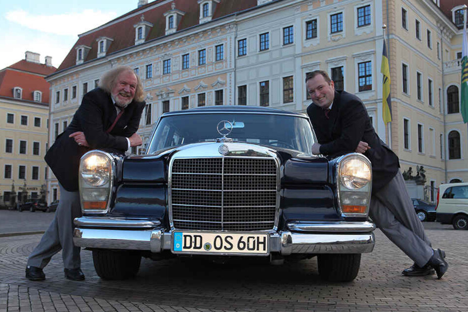 Jochen Schalk (li.) zeigte im Januar 2014 stolz einen seiner Oldtimer.