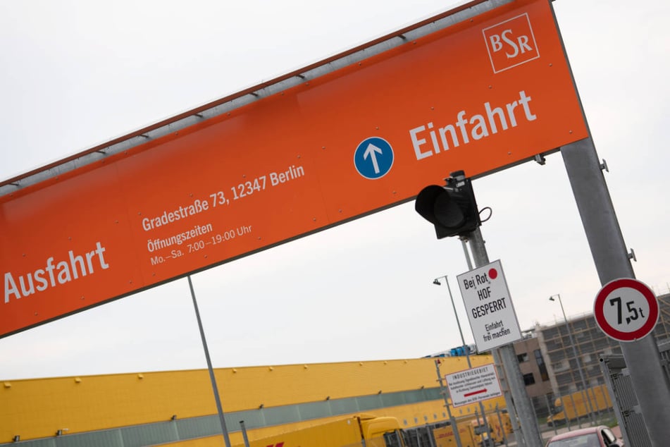 Die Drogen sind von BSR-Mitarbeitern in einem Paket auf dem Recyclinghof an der Gradestraße entdeckt worden. (Archivfoto)
