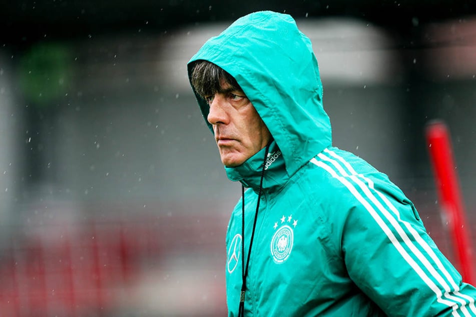 Steht im Regen: Bundestrainer Joachim Löw hat sportlich ein Jahr zum Vergessen hinter sich.